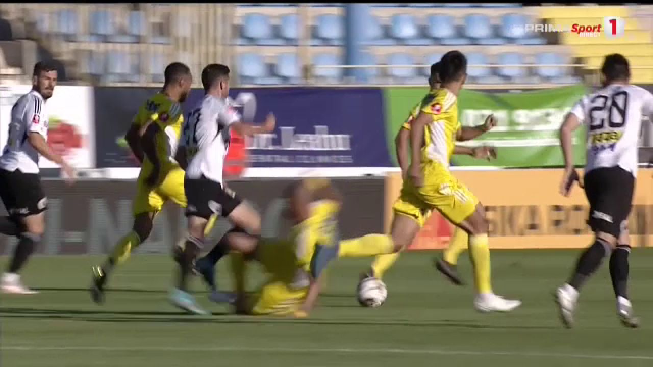 Greșeală uriașă de arbitraj în U Cluj - Petrolul! „Trebuia să primească roșu!” Gabi Tamaș a „fentat” VAR-ul _2