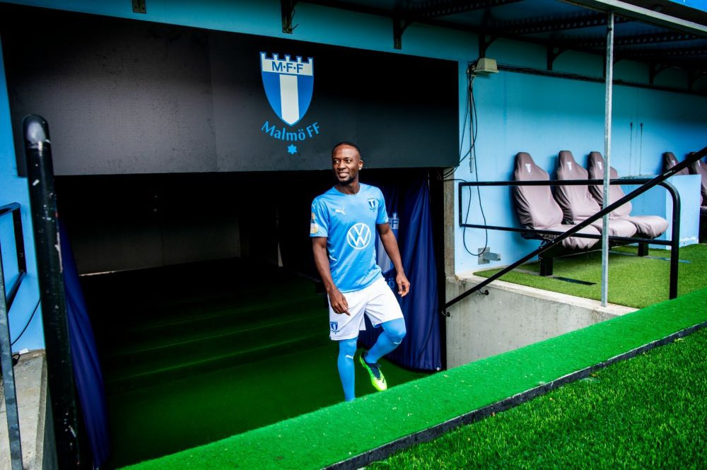 Asta e ultima! Și-a trimis fratele să &icirc;l &icirc;nlocuiască la altar pentru a fugi să semneze cu o echipă! S-a pozat cu mireasa &icirc;n avans&nbsp;