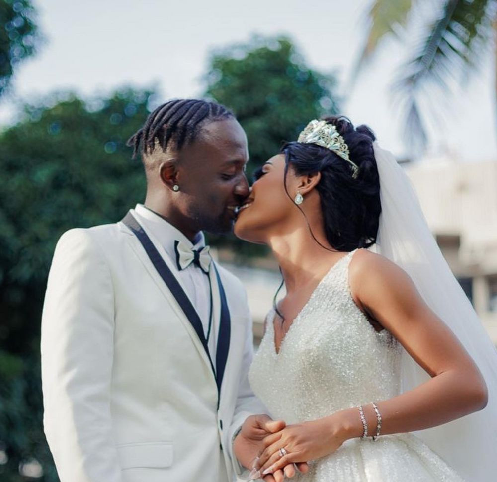 Asta e ultima! Și-a trimis fratele să îl înlocuiască la altar pentru a fugi să semneze cu o echipă! S-a pozat cu mireasa în avans _4