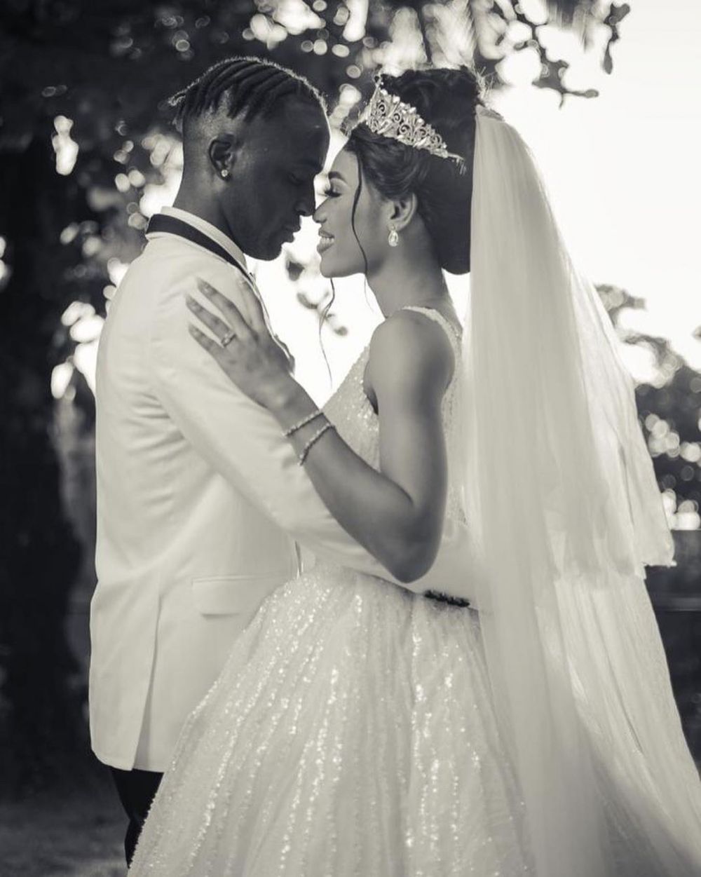 Asta e ultima! Și-a trimis fratele să îl înlocuiască la altar pentru a fugi să semneze cu o echipă! S-a pozat cu mireasa în avans _5