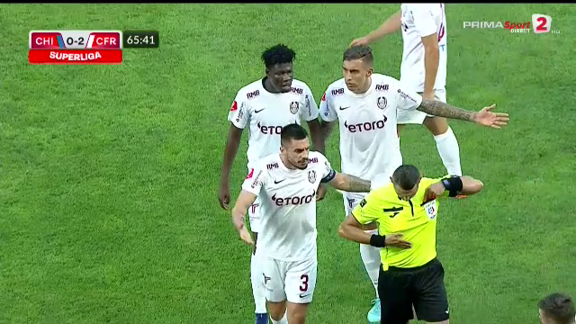 Dan Petrescu și Yeboah, eliminați! Jucătorul a fost luat pe sus pentru a ieși de pe teren. Stewarzii au intervenit_3