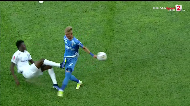 Dan Petrescu și Yeboah, eliminați! Jucătorul a fost luat pe sus pentru a ieși de pe teren. Stewarzii au intervenit_4
