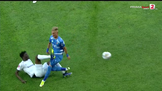 Dan Petrescu și Yeboah, eliminați! Jucătorul a fost luat pe sus pentru a ieși de pe teren. Stewarzii au intervenit_5