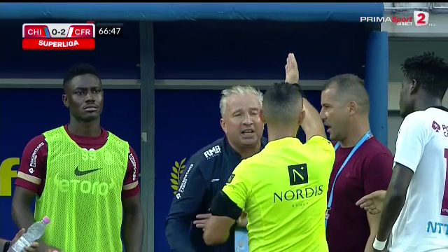 Dan Petrescu și Yeboah, eliminați! Jucătorul a fost luat pe sus pentru a ieși de pe teren. Stewarzii au intervenit_7