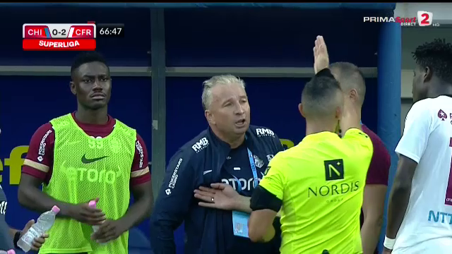 Dan Petrescu și Yeboah, eliminați! Jucătorul a fost luat pe sus pentru a ieși de pe teren. Stewarzii au intervenit_8