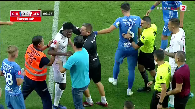 Dan Petrescu și Yeboah, eliminați! Jucătorul a fost luat pe sus pentru a ieși de pe teren. Stewarzii au intervenit_11