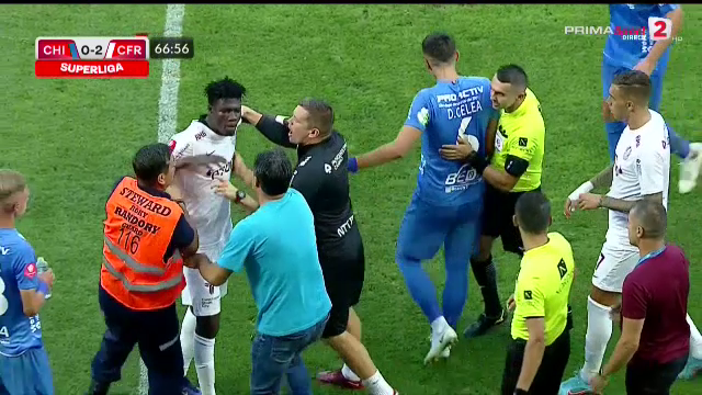 Dan Petrescu și Yeboah, eliminați! Jucătorul a fost luat pe sus pentru a ieși de pe teren. Stewarzii au intervenit_14