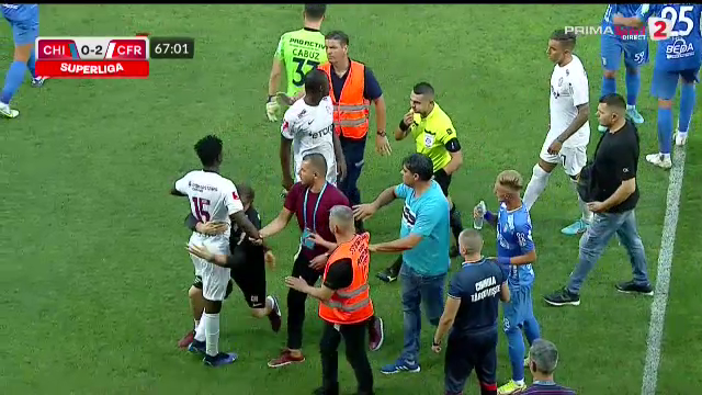 Dan Petrescu și Yeboah, eliminați! Jucătorul a fost luat pe sus pentru a ieși de pe teren. Stewarzii au intervenit_15