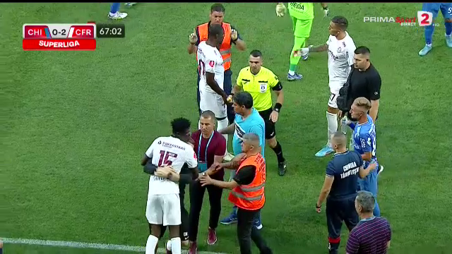 Dan Petrescu și Yeboah, eliminați! Jucătorul a fost luat pe sus pentru a ieși de pe teren. Stewarzii au intervenit_16