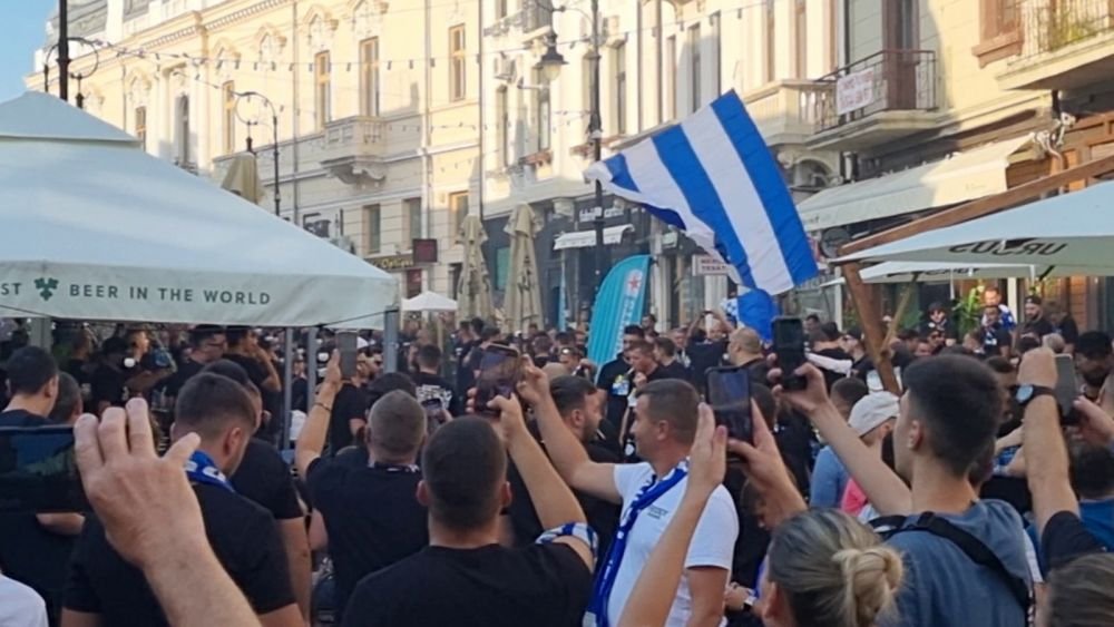 Se pregătesc intensiv de derby! Suporterii lui FC U Craiova cântă și se distrează în Centrul Vechi înainte de partida 
