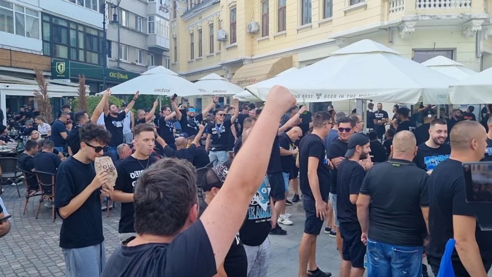 Se pregătesc intensiv de derby! Suporterii lui FC U Craiova cântă și se distrează în Centrul Vechi înainte de partida 