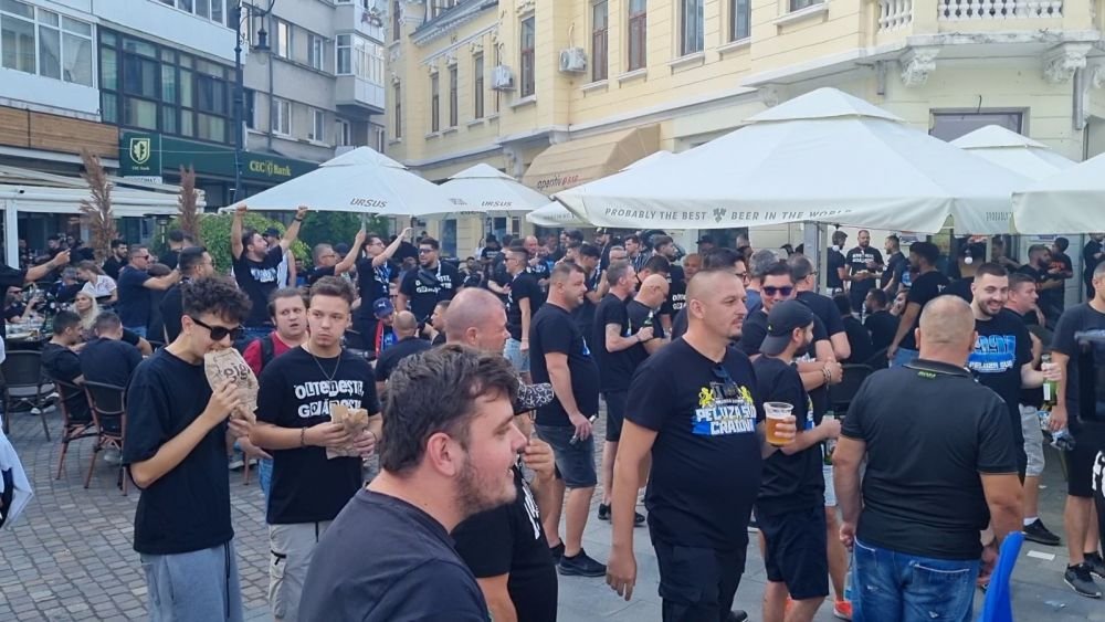 Se pregătesc intensiv de derby! Suporterii lui FC U Craiova cântă și se distrează în Centrul Vechi înainte de partida 