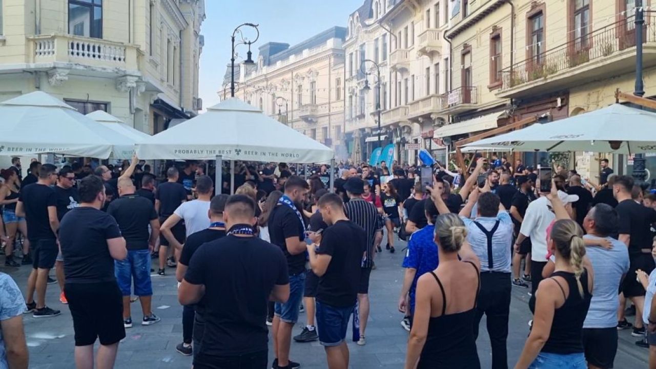 Se pregătesc intensiv de derby! Suporterii lui FC U Craiova cântă și se distrează în Centrul Vechi înainte de partida