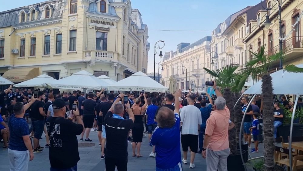 Se pregătesc intensiv de derby! Suporterii lui FC U Craiova cântă și se distrează în Centrul Vechi înainte de partida 