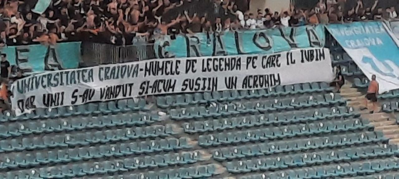 Prinși cu mâța-n sac? Mesajele ultrașilor Universității Craiova, date de gol de Peluza Sud a lui FCU: „Mai faceți ordine după voi”_9