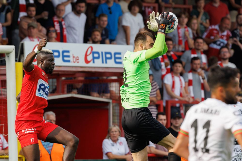 Nu primise gol p&acirc;nă acum, iar acum a luat 4! Goalkeeper-ul rom&acirc;n fost la FCSB a pierdut și primul loc &icirc;n Belgia