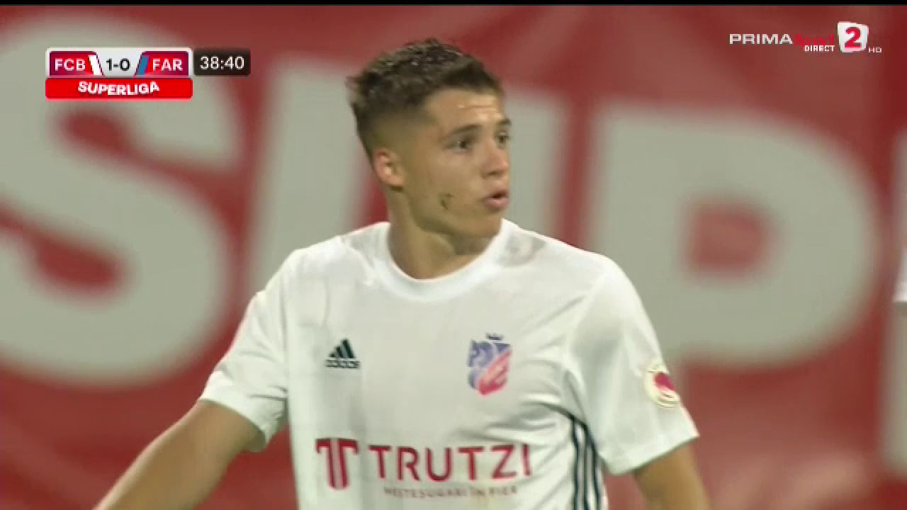 Dragu(l) de el! Ce o fi fost în capul lui!? Penalty pentru Farul după un gest greu de înțeles_2