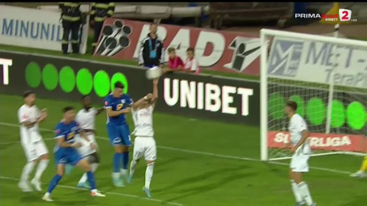Dragu(l) de el! Ce o fi fost în capul lui!? Penalty pentru Farul după un gest greu de înțeles_3