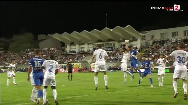 Dragu(l) de el! Ce o fi fost în capul lui!? Penalty pentru Farul după un gest greu de înțeles_4