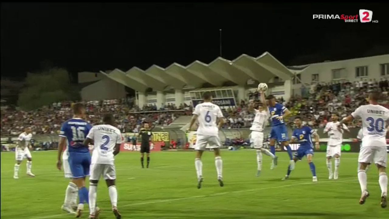 Dragu(l) de el! Ce o fi fost în capul lui!? Penalty pentru Farul după un gest greu de înțeles_4