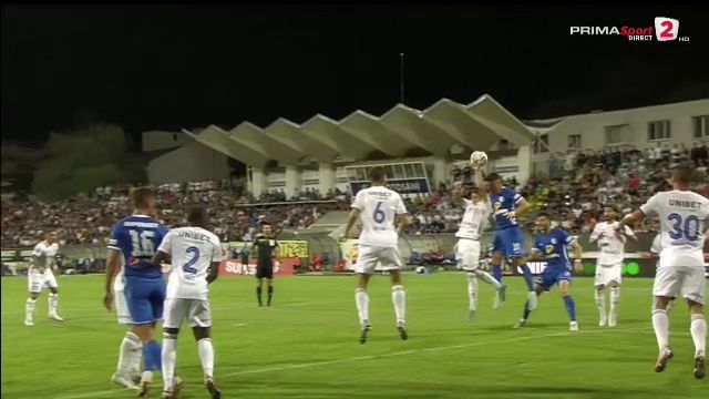 Dragu(l) de el! Ce o fi fost în capul lui!? Penalty pentru Farul după un gest greu de înțeles_4