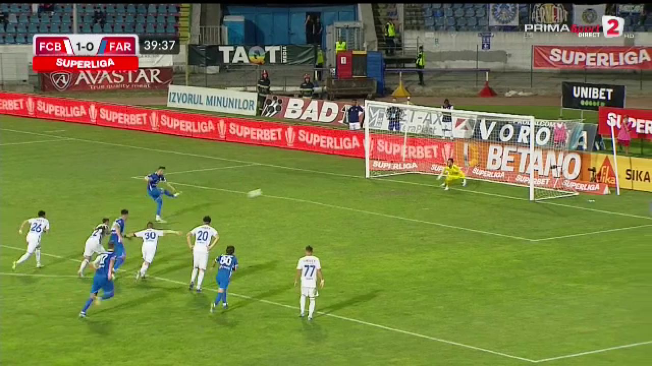 Dragu(l) de el! Ce o fi fost în capul lui!? Penalty pentru Farul după un gest greu de înțeles_5