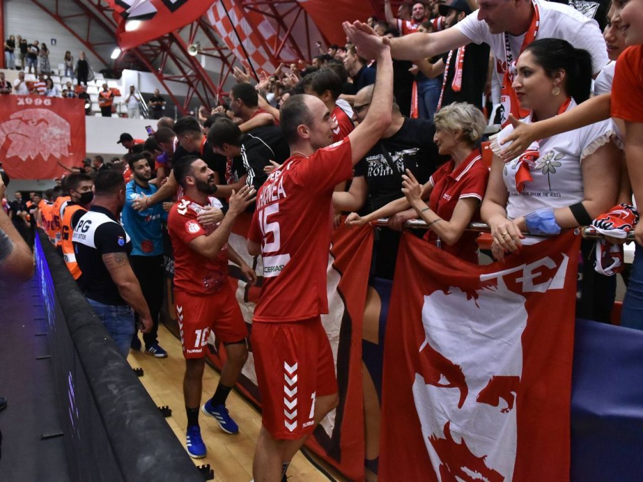 Secretul succesului de la Dinamo, destăinuit de căpitanul Vali Ghionea. „S-a creat o emulație în jurul clubului. Ei chiar sunt pasionați”_3