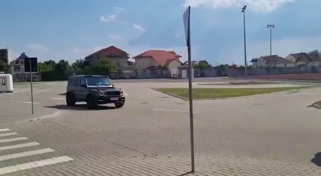Apariție de neratat pentru Mirel Rădoi la Universitatea Craiova. Antrenorul a venit cu un bolid fabricat doar în 25 de exemplare_2