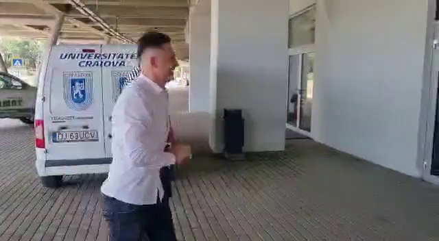 Apariție de neratat pentru Mirel Rădoi la Universitatea Craiova. Antrenorul a venit cu un bolid fabricat doar în 25 de exemplare_8