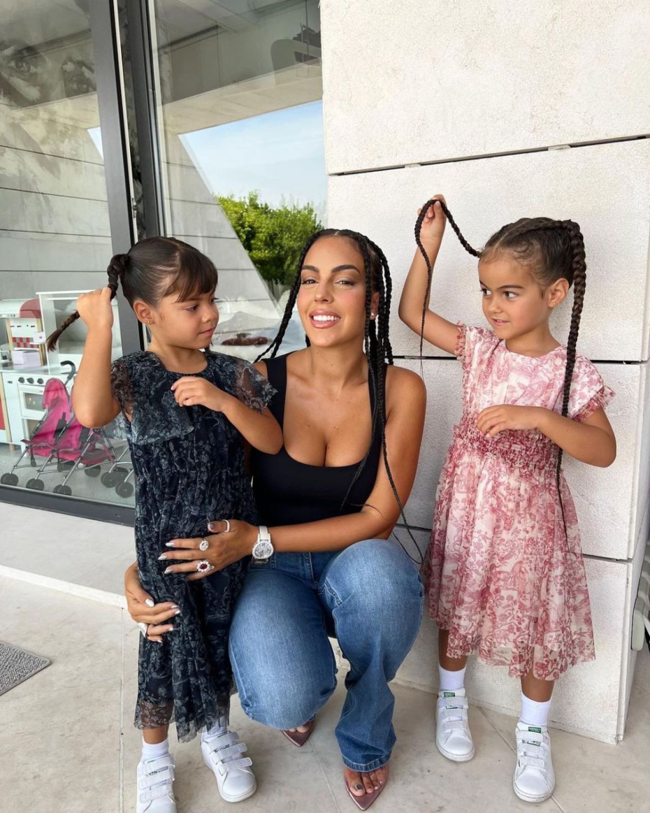 Ținuta de peste 2 milioane de euro purtată de Georgina Rodriguez. Partenera lui Cristiano Ronaldo a ieșit îmbrăcată așa în oraș _15