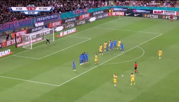 T&acirc;rnovanu reține balonul după lovitura liberă executată de Krstovic!