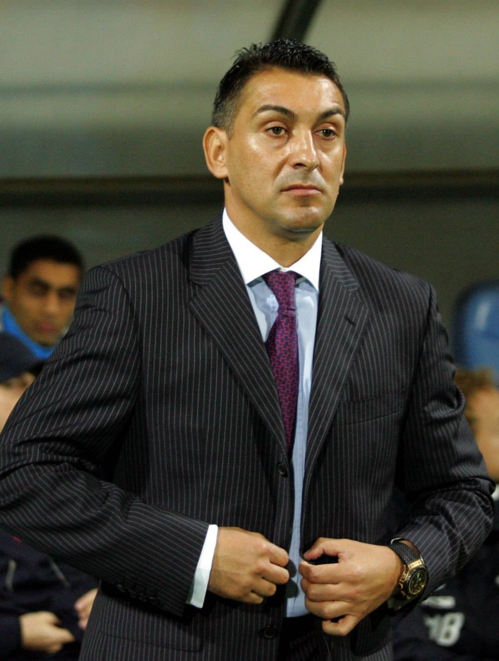 Ilie Dumitrescu, reverență în fața unui jucător al Craiovei. 