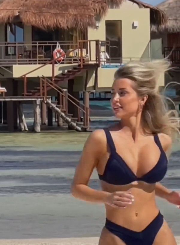 I-a arătat Pamelei Anderson cum se face! „Cea mai sexy hocheistă din lume” a recreat scena din Baywatch după ce s-a făcut model _14
