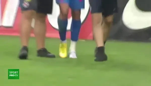 Piciorul lui David Miculescu după ce a fost înlocuit de Răzvan Oaidă în FCSB - Dunajska Streda 1-0