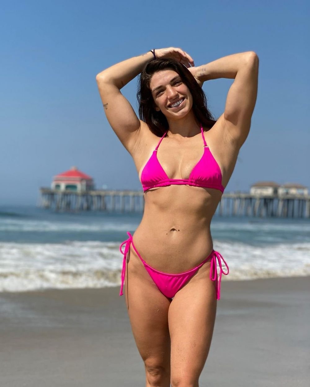 Nimeni nu s-a uitat la meci! Luptătoarea care se pozează în bikini a furat privirile cu decolteul său _3