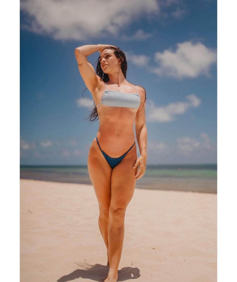 Nimeni nu s-a uitat la meci! Luptătoarea care se pozează în bikini a furat privirile cu decolteul său _10