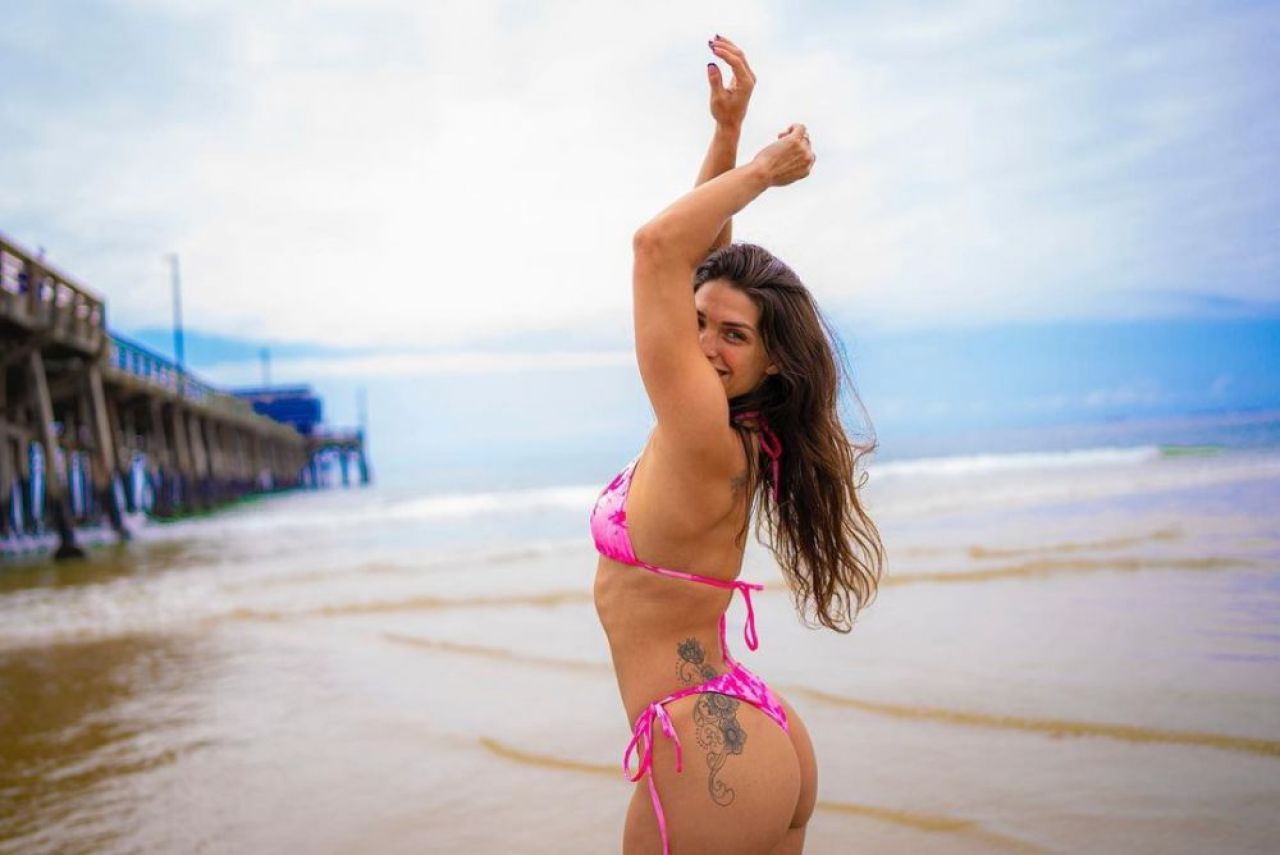 Nimeni nu s-a uitat la meci! Luptătoarea care se pozează în bikini a furat privirile cu decolteul său _17