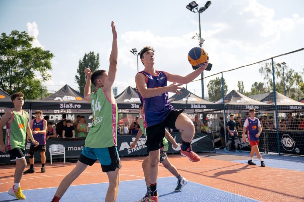 Marian Drăgulescu printre giganți, pe terenul de baschet. A fost ultimul turneu Sport Arena Streetball &icirc;nainte de marea finală din septembrie&nbsp;