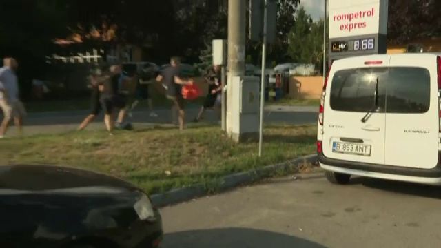 Bătaie între suporteri înainte de Dinamo - Oțelul! Jandarmii au intervenit_3