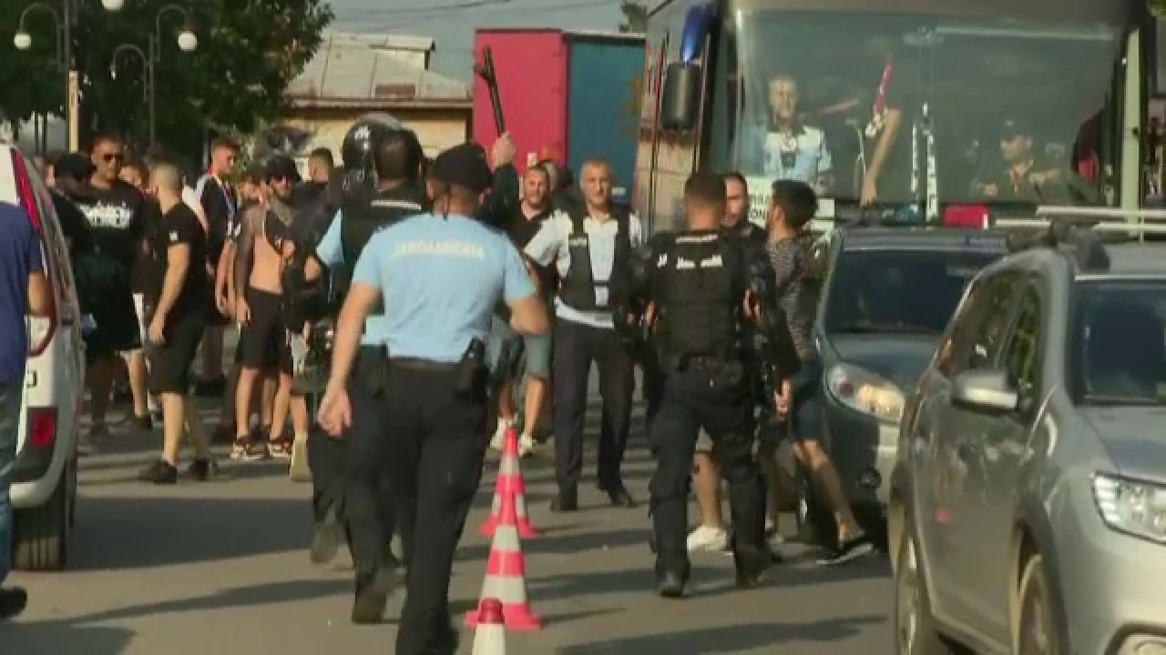Bătaie între suporteri înainte de Dinamo - Oțelul! Jandarmii au intervenit_13