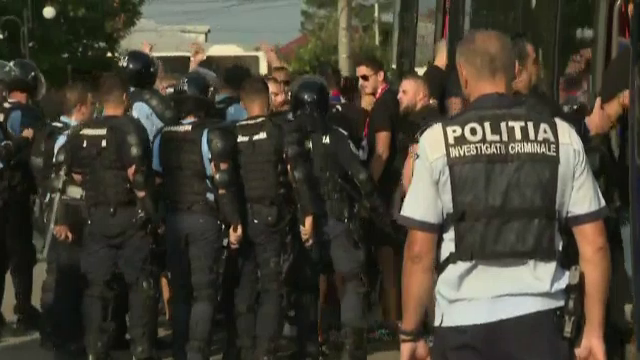 Bătaie între suporteri înainte de Dinamo - Oțelul! Jandarmii au intervenit_15