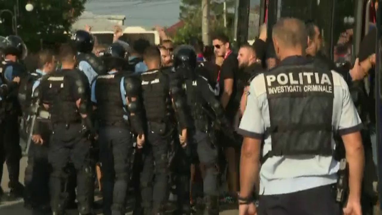 Bătaie între suporteri înainte de Dinamo - Oțelul! Jandarmii au intervenit_14