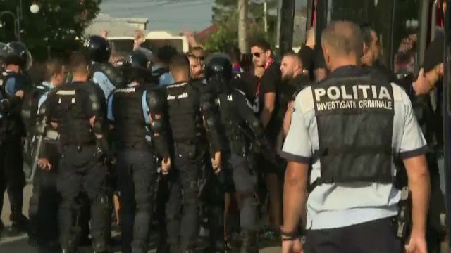 Bătaie între suporteri înainte de Dinamo - Oțelul! Jandarmii au intervenit_15