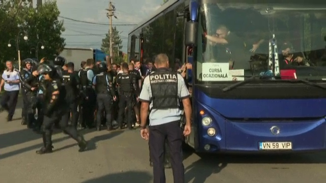Bătaie între suporteri înainte de Dinamo - Oțelul! Jandarmii au intervenit_16