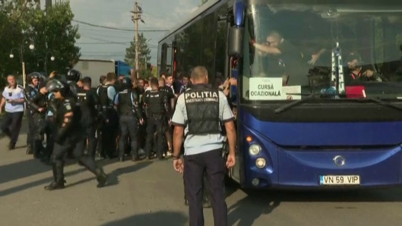 Bătaie între suporteri înainte de Dinamo - Oțelul! Jandarmii au intervenit_15