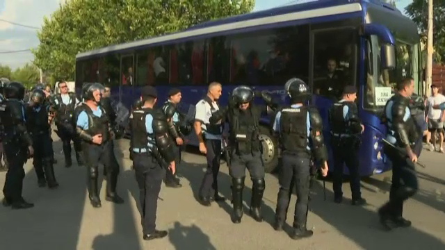Bătaie între suporteri înainte de Dinamo - Oțelul! Jandarmii au intervenit_18