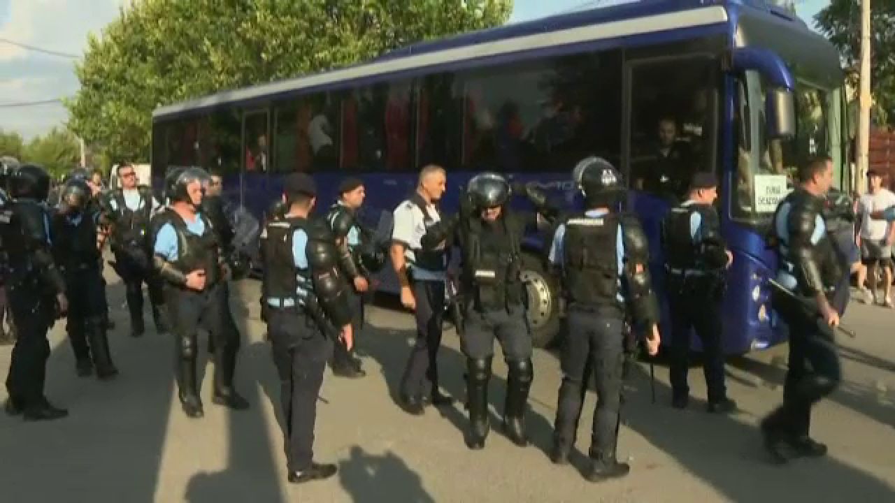Bătaie între suporteri înainte de Dinamo - Oțelul! Jandarmii au intervenit_17