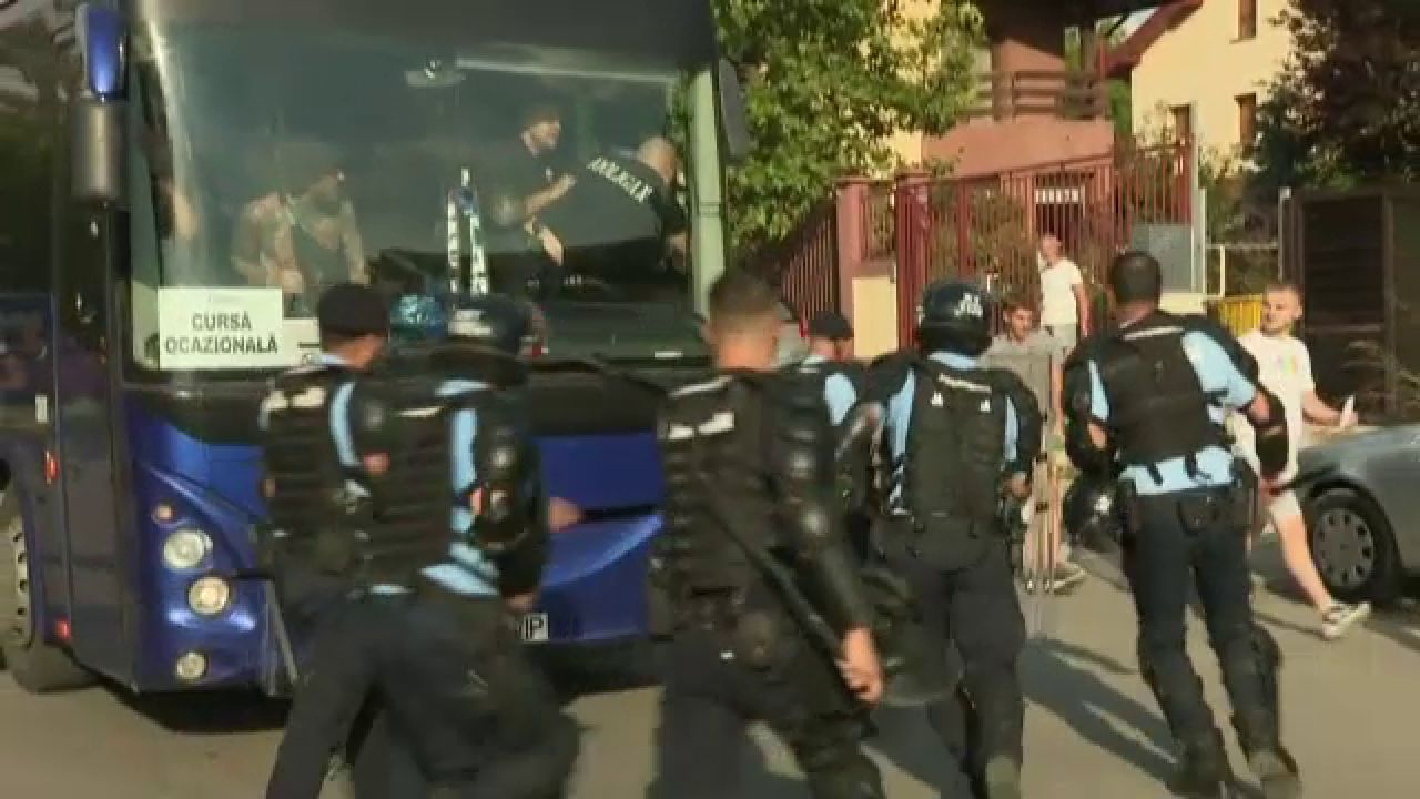 Bătaie între suporteri înainte de Dinamo - Oțelul! Jandarmii au intervenit_18