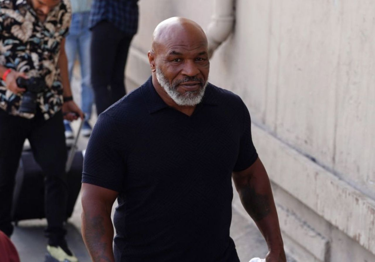 Imagini îngrijorătoare cu Mike Tyson! Celebrul boxer a fost pozat în scaun cu rotile, în aeroportul din Miami _1