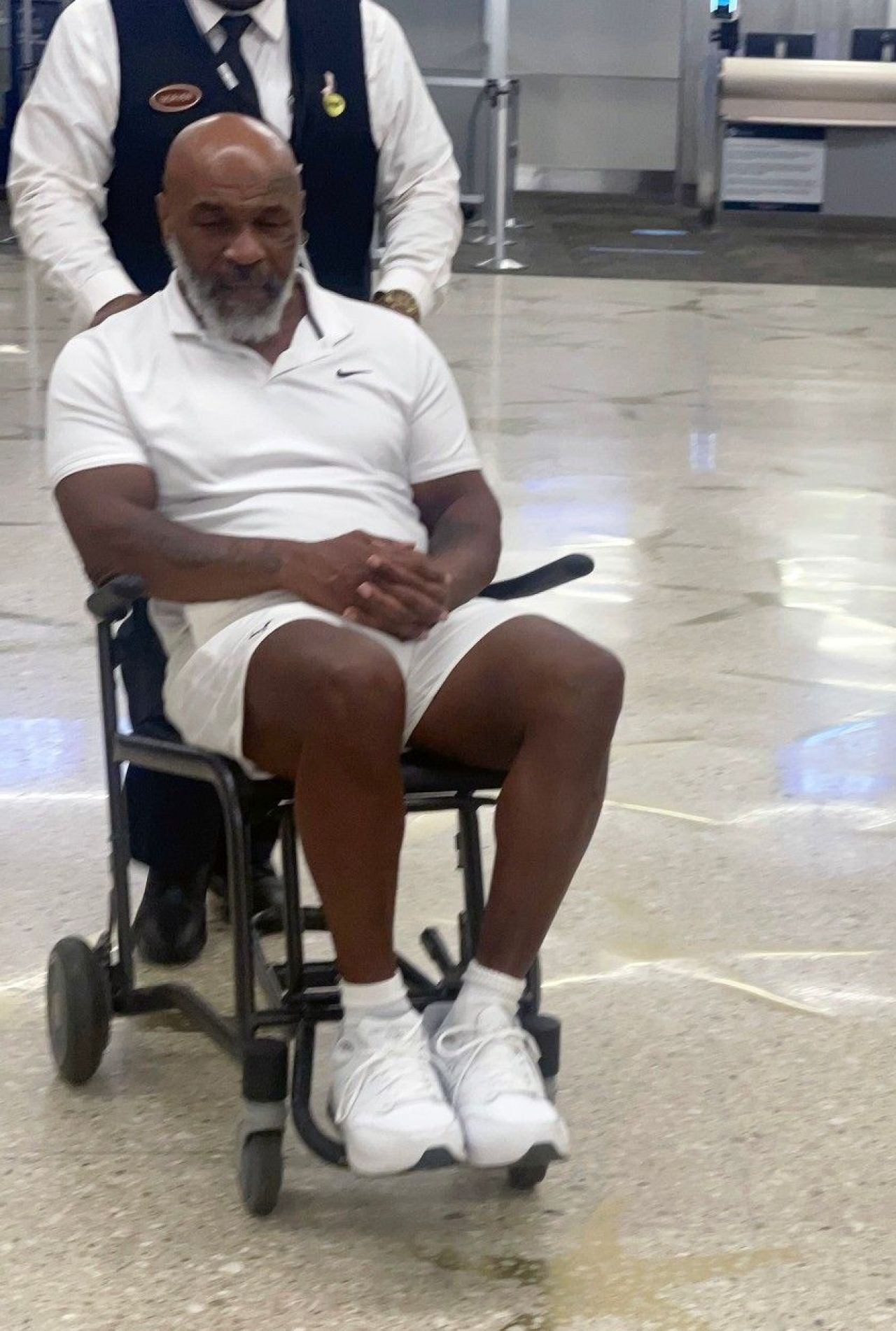 Imagini îngrijorătoare cu Mike Tyson! Celebrul boxer a fost pozat în scaun cu rotile, în aeroportul din Miami _2